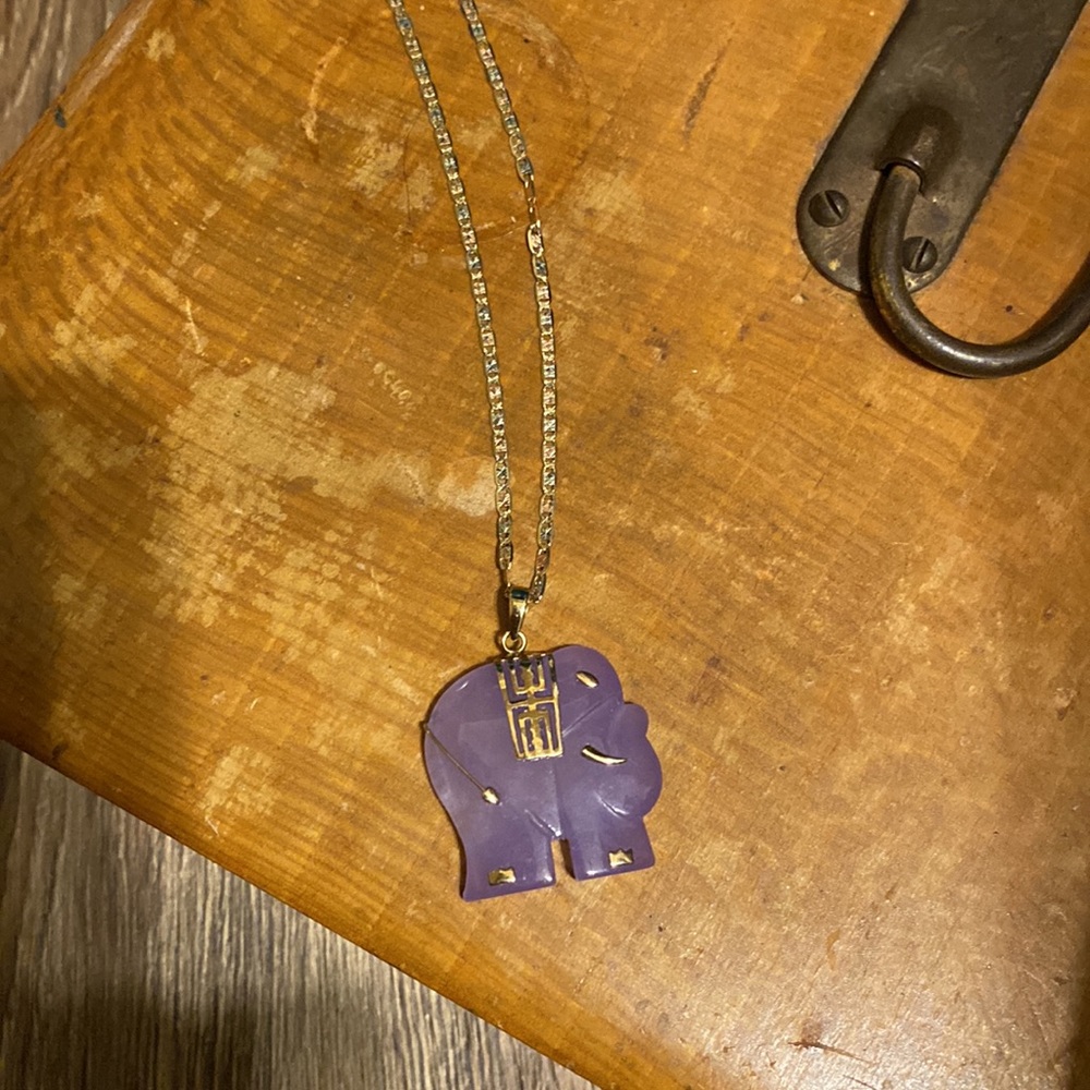 10k gold lavender jade elephant pendant necklace.